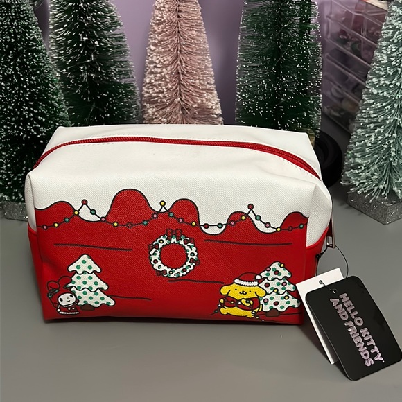 BioWorld Hello Kitty & Friends holiday cosmetic bag -HK - Picture 3 of 8
